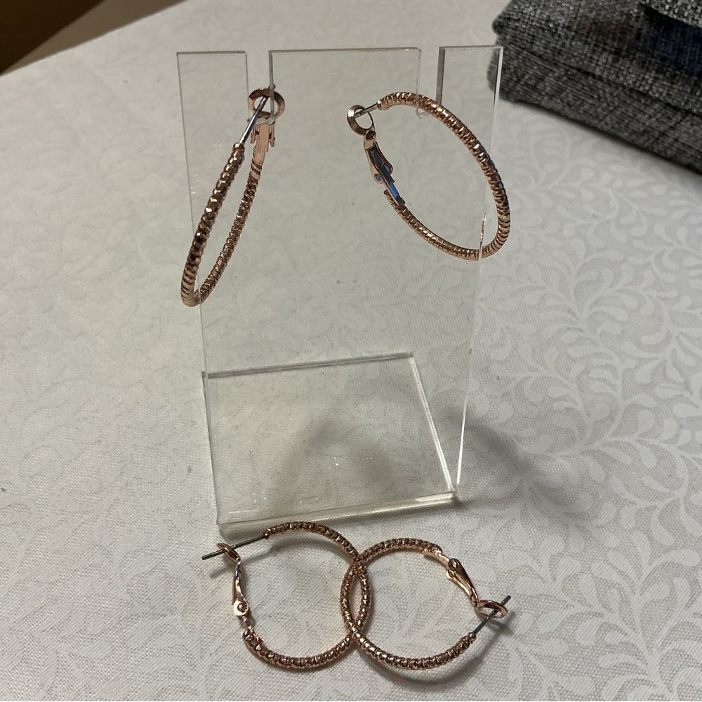 Elegant Rose Gold Hoop Earrings 2 Pair With Diamond Cutting